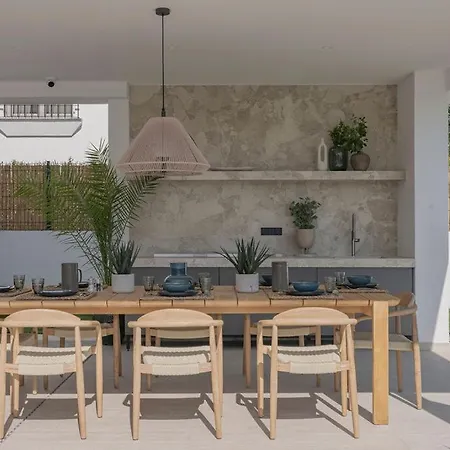 فيلة Marbesa Beachside Lux