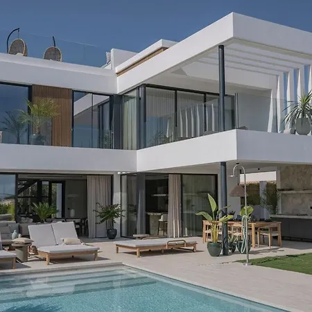فيلة Marbesa Beachside Lux *